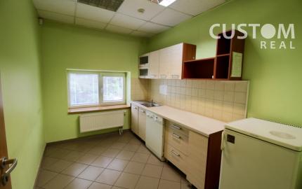 Administratívna budova s parkovaním priemyselná zóna