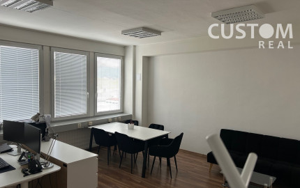 Kancelária v polyfunkčnej budove širšie centrum