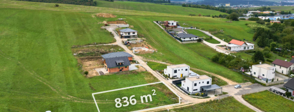 Rovinatý stavebný pozemok 836 m2 Rosina - s povolením