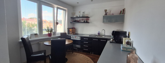 Veľký 2 izbový zrekonštruovaný byt s balkónom v centre