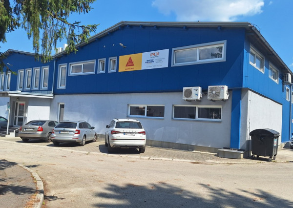 Predáme halu v Žiline o výmere 2466 m2,  s pozemkom 3572 m2