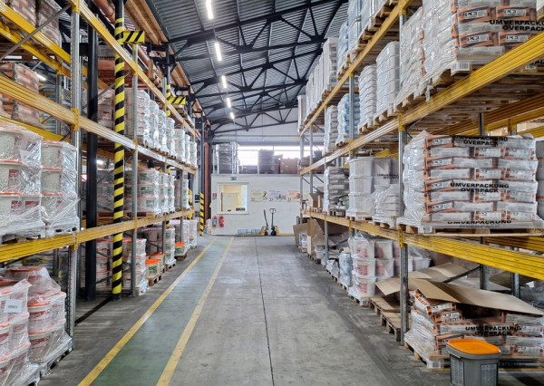 Predáme halu v Žiline o výmere 2466 m2,  s pozemkom 3572 m2