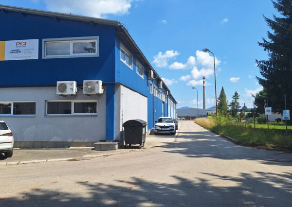 Predáme halu v Žiline o výmere 2466 m2,  s pozemkom 3572 m2