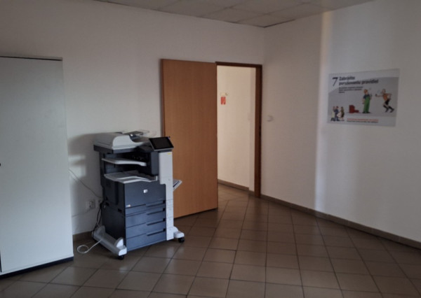 Predáme halu v Žiline o výmere 2466 m2,  s pozemkom 3572 m2