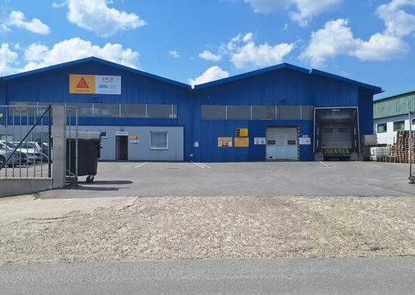 Predáme halu v Žiline o výmere 2466 m2,  s pozemkom 3572 m2