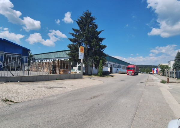 Predáme halu v Žiline o výmere 2466 m2,  s pozemkom 3572 m2
