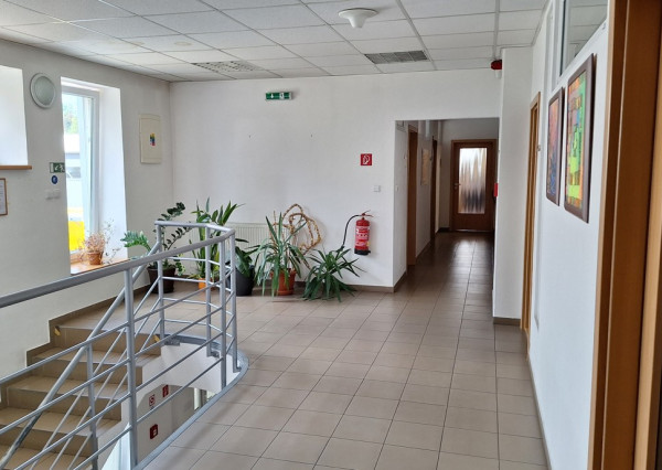 Predáme halu v Žiline o výmere 2466 m2,  s pozemkom 3572 m2