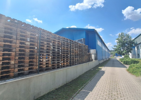Predáme halu v Žiline o výmere 2466 m2,  s pozemkom 3572 m2