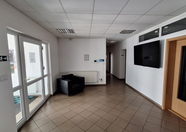 Predáme halu v Žiline o výmere 2466 m2,  s pozemkom 3572 m2