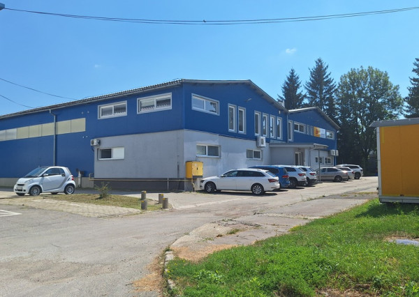 Predáme halu v Žiline o výmere 2466 m2,  s pozemkom 3572 m2