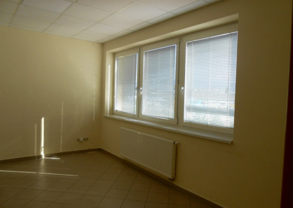 Kancelársky priestor s parkovaním priemyselná zóna