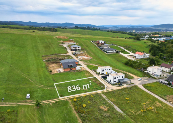 Rovinatý stavebný pozemok 836 m2 Rosina - s povolením