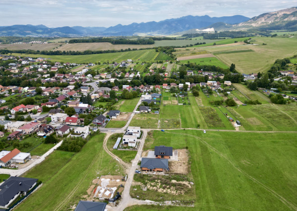 Rovinatý stavebný pozemok 836 m2 Rosina - s povolením