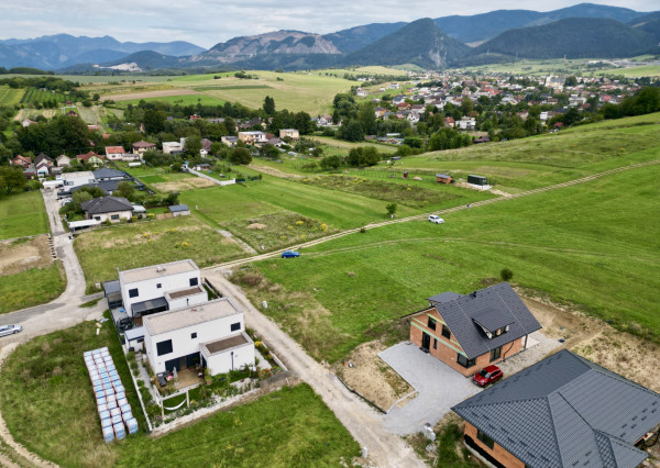 Rovinatý stavebný pozemok 836 m2 Rosina - s povolením