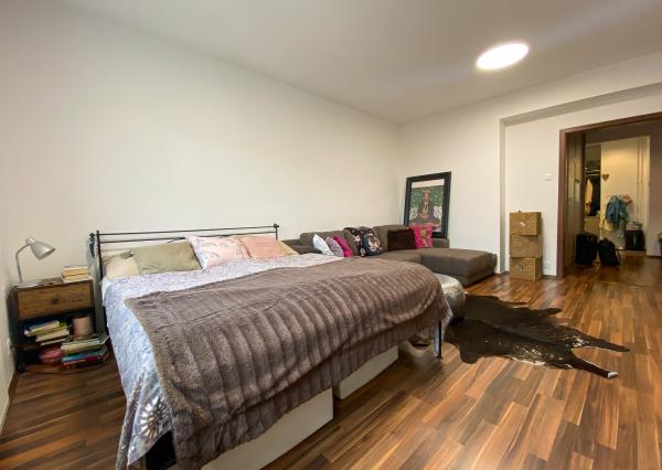 Veľký 2 izbový zrekonštruovaný byt s balkónom v centre