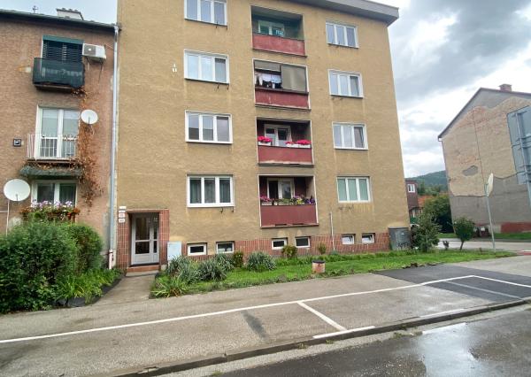 Veľký 2 izbový zrekonštruovaný byt s balkónom v centre