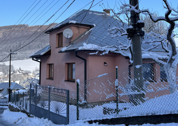 Predáme rodinný dom s pozemkom o výmere 2398m² v Terchovej