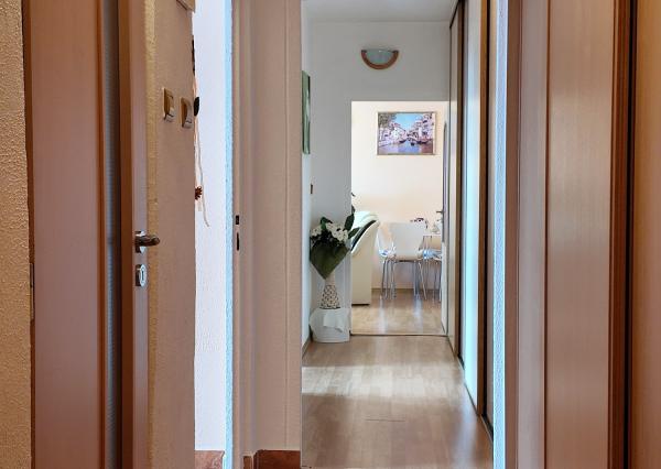 Slnečný 2 izbový zrekonštruovaný byt s balkónom, Hliny 7
