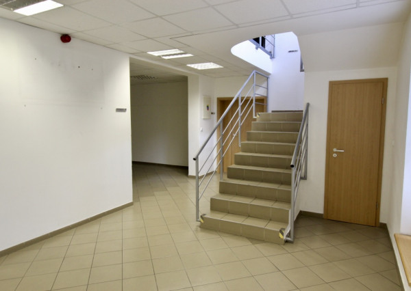 Administratívna budova s parkovaním priemyselná zóna