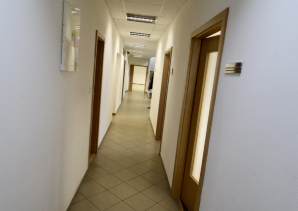 Administratívna budova s parkovaním priemyselná zóna
