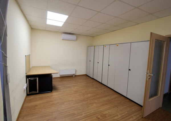 Administratívna budova s parkovaním priemyselná zóna