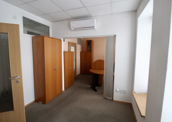 Administratívna budova s parkovaním priemyselná zóna