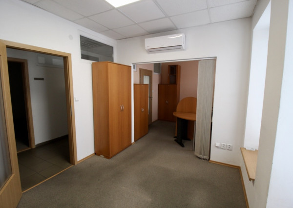 Administratívna budova s parkovaním priemyselná zóna