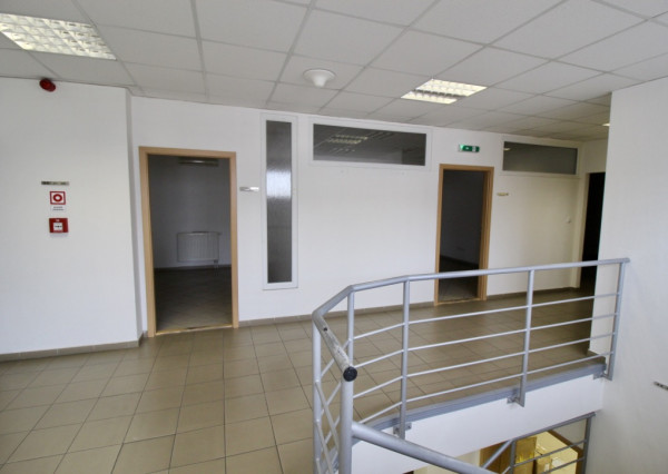 Administratívna budova s parkovaním priemyselná zóna