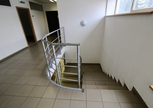 Administratívna budova s parkovaním priemyselná zóna