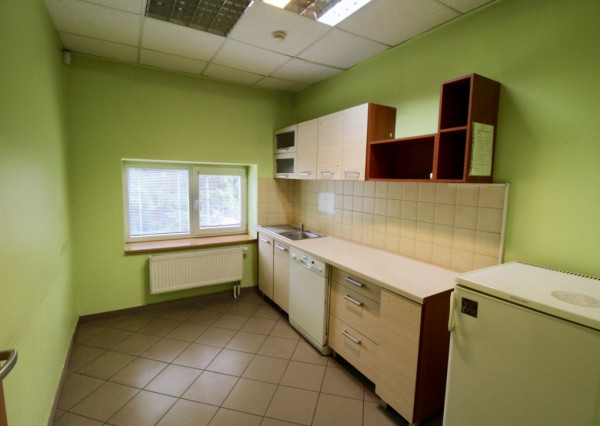 Administratívna budova s parkovaním priemyselná zóna