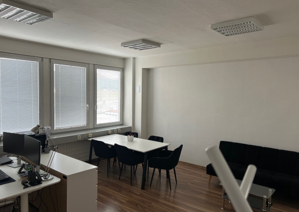 Kancelária v polyfunkčnej budove širšie centrum