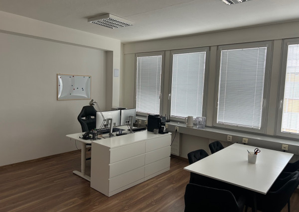 Kancelária v polyfunkčnej budove širšie centrum