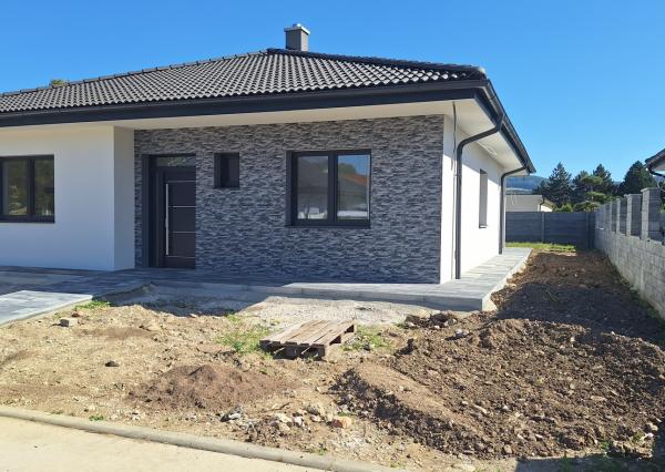Nový nízkoenergetický bungalov - tichá časť obce Svederník