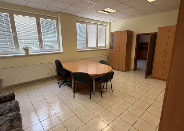 Skladovo-kancelársky objekt s rozlohou 606 m² v areáli Slovena