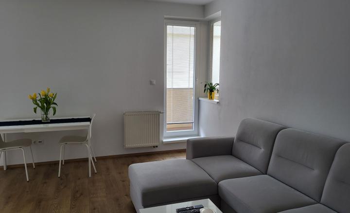 Pekný 2 izbový byt s balkónom o výmere 9 m2 Vlčince Arboreum - fotografia 4