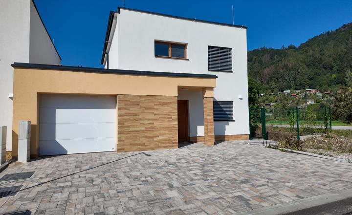 Moderná novostavba RD v Tepličke nad Váhom - fotografia 1