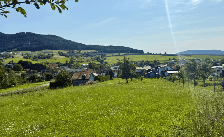 Slnečný stavebný pozemok v obci Višňové - fotografia 2