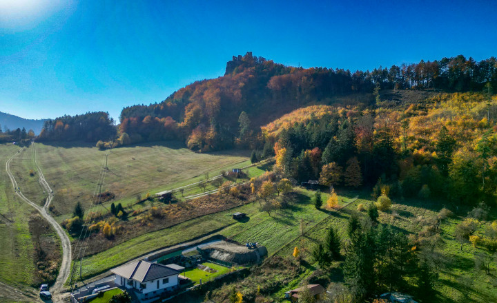 Stavebný pozemok Lietava priamo pod Hradom - fotografia 1