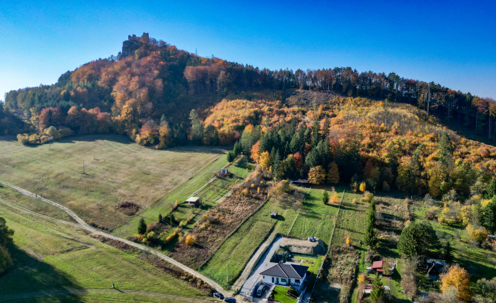 Stavebný pozemok Lietava priamo pod Hradom - fotografia 8
