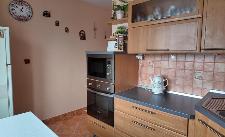 Slnečný 2 izbový zrekonštruovaný byt s balkónom, Hliny 7 - fotografia 3