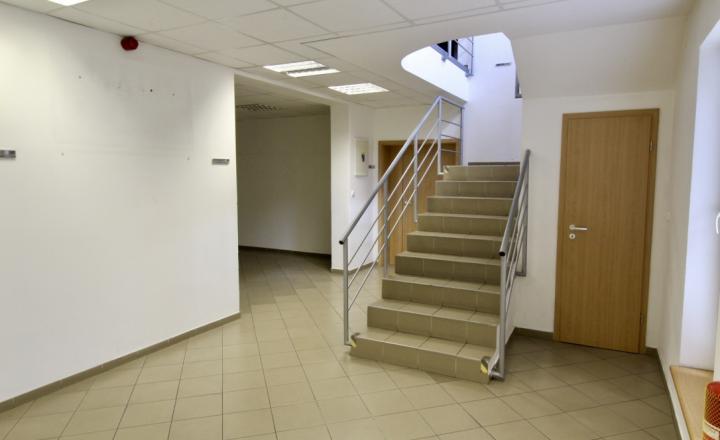 Administratívna budova s parkovaním priemyselná zóna - fotografia 1