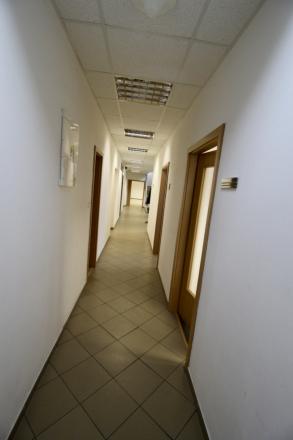 Administratívna budova s parkovaním priemyselná zóna - fotografia 2