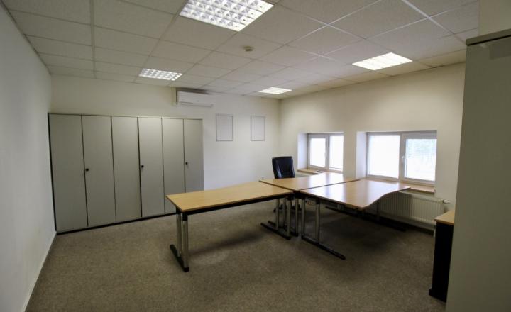 Administratívna budova s parkovaním priemyselná zóna - fotografia 3