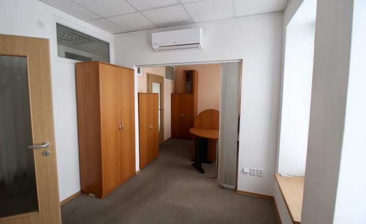 Administratívna budova s parkovaním priemyselná zóna - fotografia 5