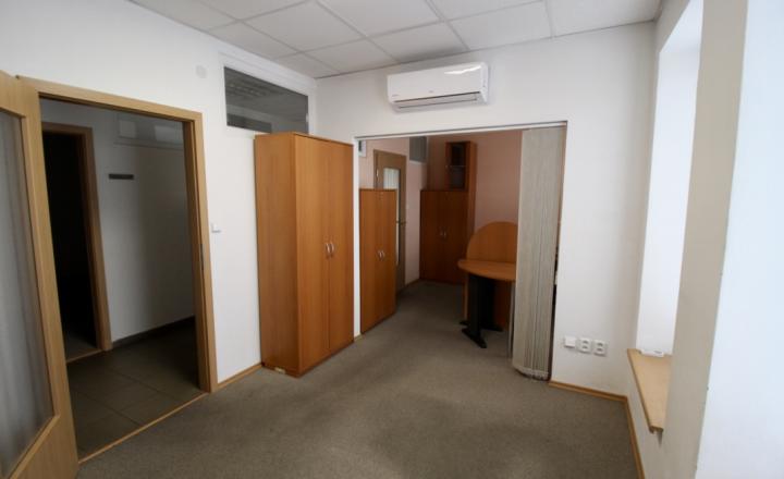 Administratívna budova s parkovaním priemyselná zóna - fotografia 8