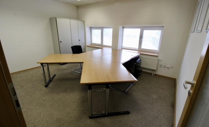 Administratívna budova s parkovaním priemyselná zóna - fotografia 10