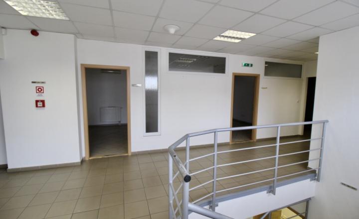 Administratívna budova s parkovaním priemyselná zóna - fotografia 11