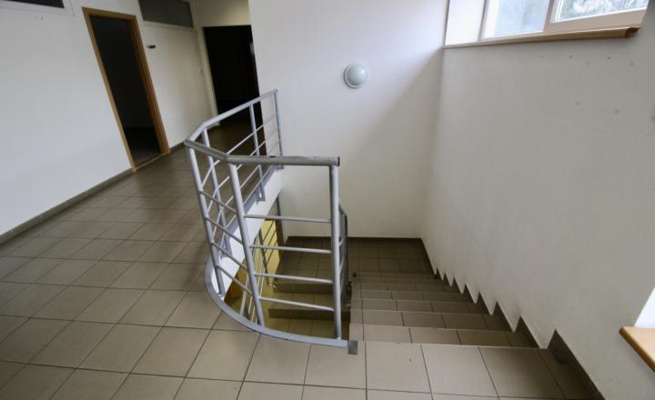 Administratívna budova s parkovaním priemyselná zóna - fotografia 12