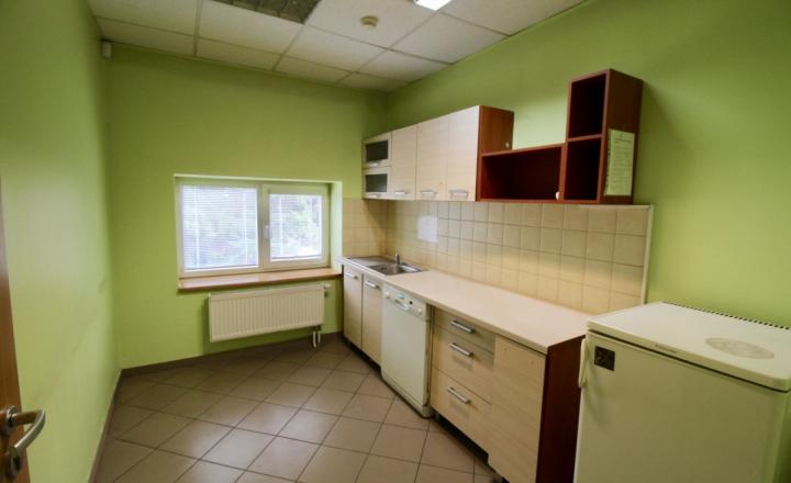Administratívna budova s parkovaním priemyselná zóna - fotografia 14