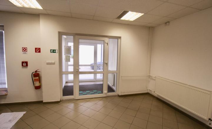 Administratívna budova s parkovaním priemyselná zóna - fotografia 17